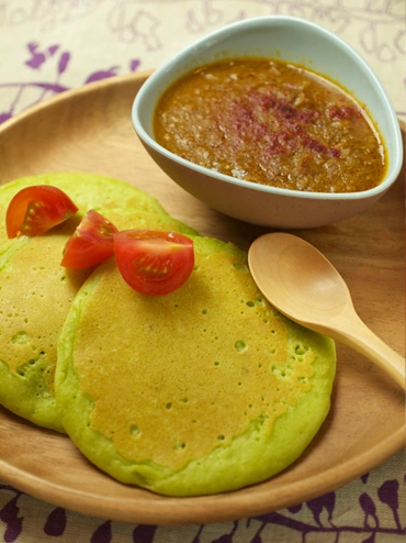 キーマカレーとグリーンピースパンケーキ